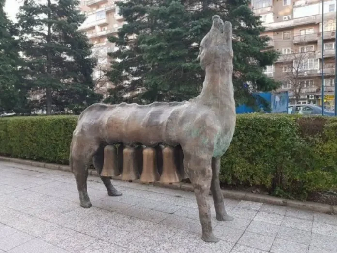 De ce bat clopotele, Mitică? De ce bat clopotele, Mitică?