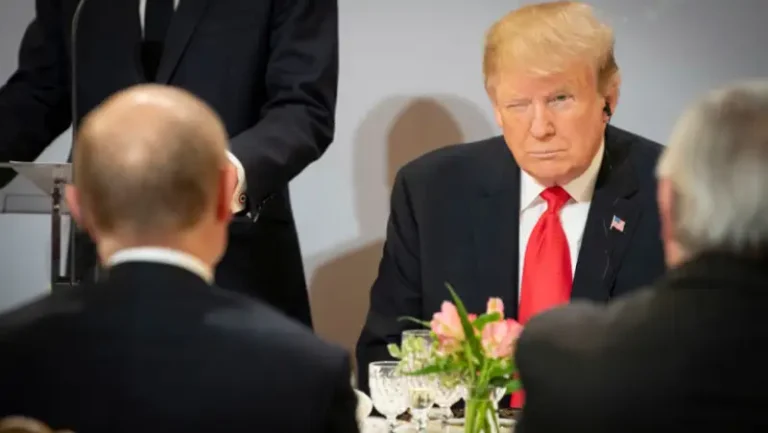 Clovnul Trump, conspiratorul imaginar Clovnul Trump, conspiratorul imaginar