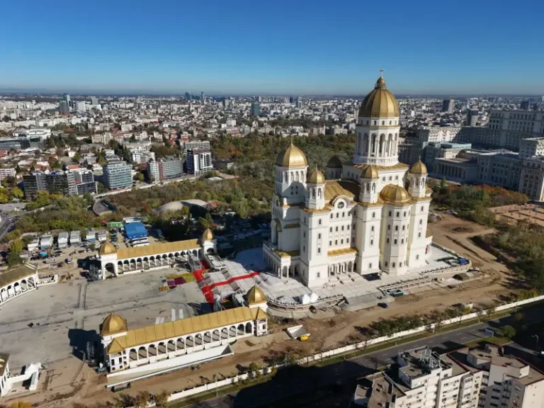 Catedrala Mântuirii Neamului în Derută