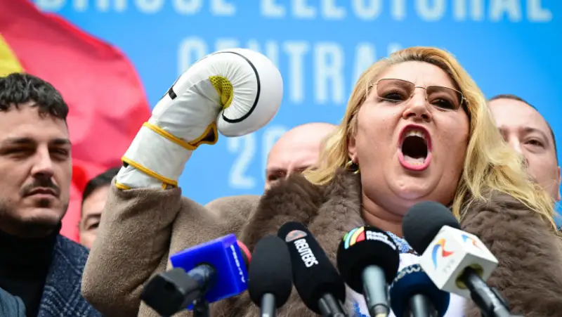 Dihania Șoșoacă și ruptul de picioare Dihania Șoșoacă și ruptul de picioare
