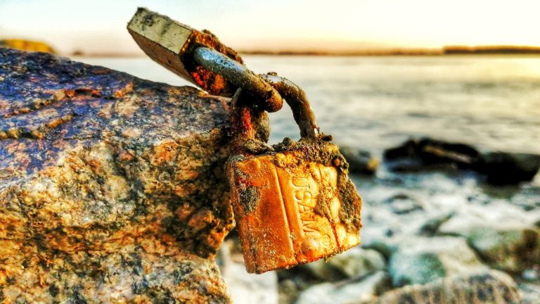 Povestea lacătelor iubirii