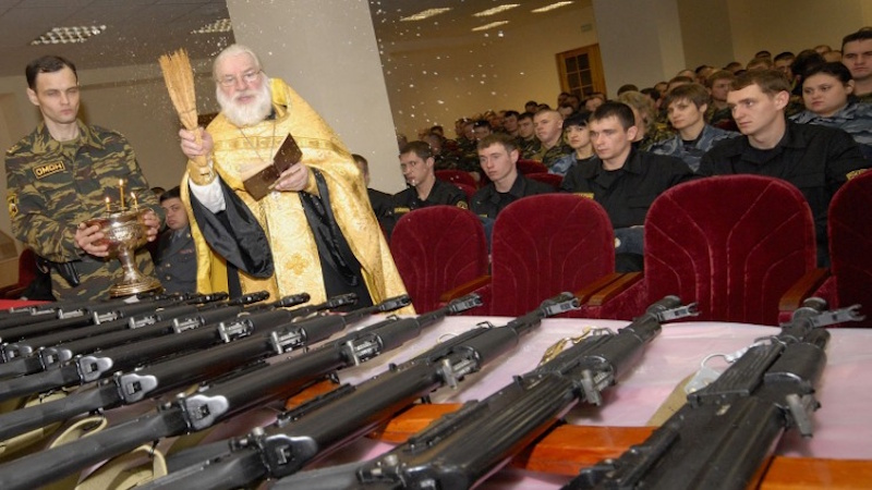 Preot putinist sfinţind armele Preot putinist sfinţind armele