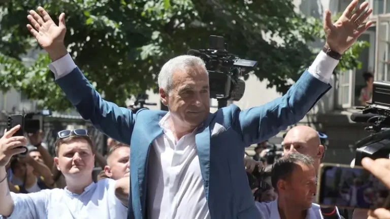 „Oamenii păcii”, Călin Georgescu și porumbelul căzut